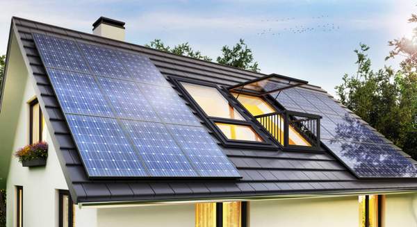 panneaux solaires sur toit maison